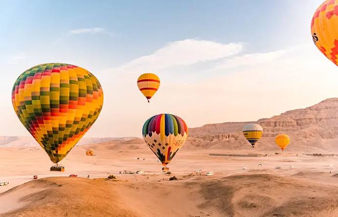 بالون طائر فوق معبد الأقصر